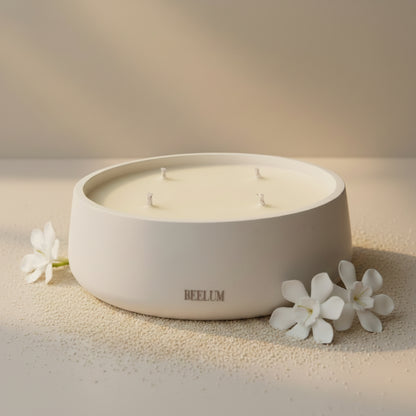 Vela Isla blanca cuatro mechas: Huele a verano luminoso sobre la piel, floral, suave y sutilmente sofisticado.