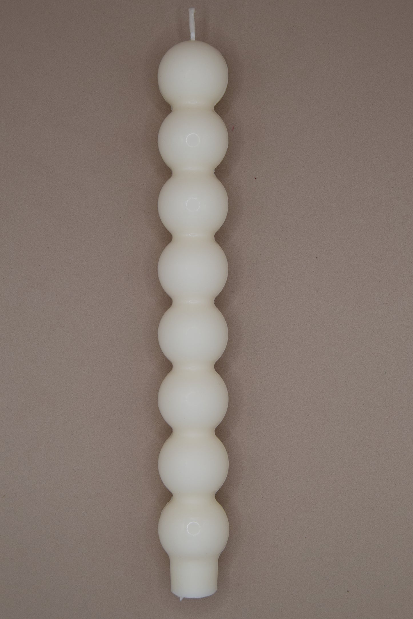 Vela decorativa con diseño alargado y forma ondulada