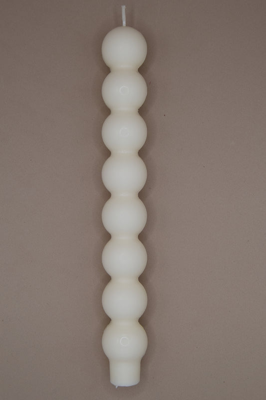 Vela decorativa con diseño alargado y forma ondulada