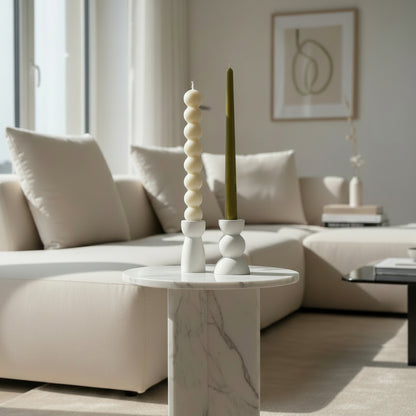 Vela decorativa con diseño alargado y forma ondulada