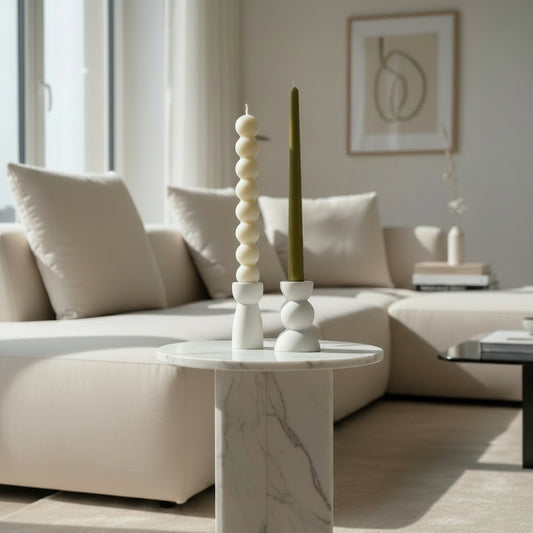 Vela decorativa con diseño alargado y forma ondulada