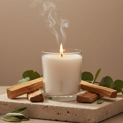 Vela Palo santo: Huele a madera de palo santo, sándalo y humo suave.